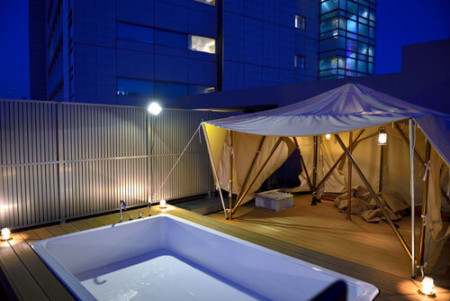 マンション屋上でアウトドア気分。東京の夜景を楽しむテント＆展望プール