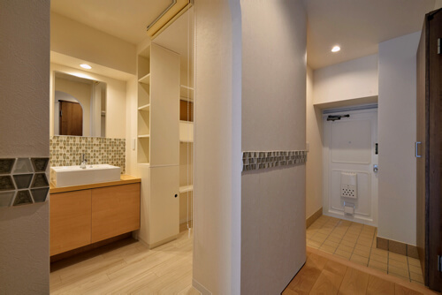 アール壁とタイルが上品な“収納＆洗面スペース”のあるリノベーション1LDK
