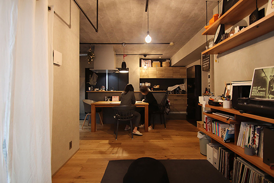タイル×モールテックス×木。テクスチャーで遊ぶ住まい