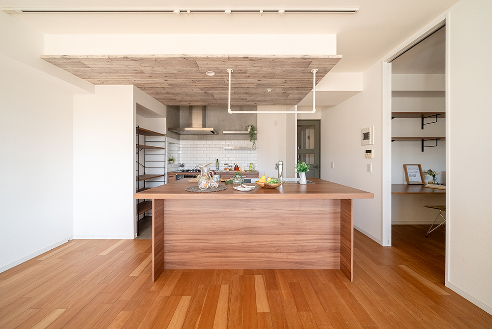 キッチンが中心の2LDK＋書斎。料理が楽しくなるリノベーション